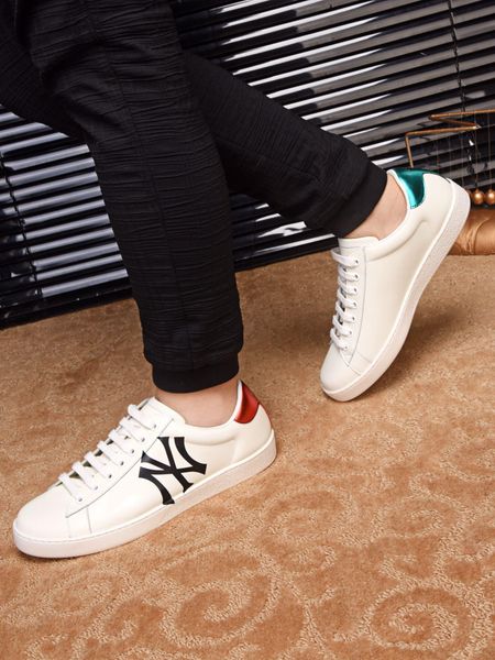 2020-2019ss new high-end luxury high-end men's casual shoes leather men's office wedding dress shoes size 38-45
2020-2019ss new high-end luxury high-end men's casual shoes leather men's office wedding dress shoes size 38-45