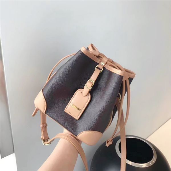 2020 niche design crocodile pattern bag new trendy wild shoulder messenger bag luxury handbags women bags designer bucket
2020 niche design crocodile pattern bag new trendy wild shoulder messenger bag luxury handbags women bags designer bucket