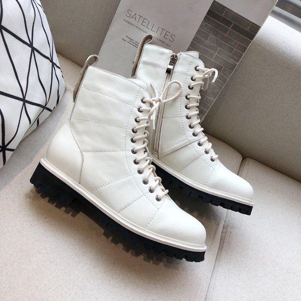 2020s autumn and winter new limited edition fashion ladies wild straps martin boots, high-end leather high-heeled boots, size: 35-41
2020s autumn and winter new limited edition fashion ladies wild straps martin boots, high-end leather high-heeled boots, size: 35-41
