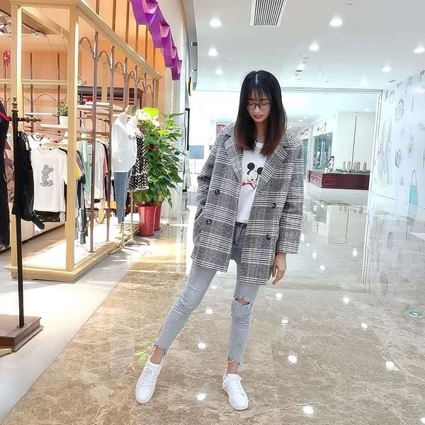 off-season ji yinglun jacket wool wool temperament korean lapel collar straight women women's woolen jacket, Black
off-season ji yinglun jacket wool wool temperament korean lapel collar straight women women's woolen jacket, Black