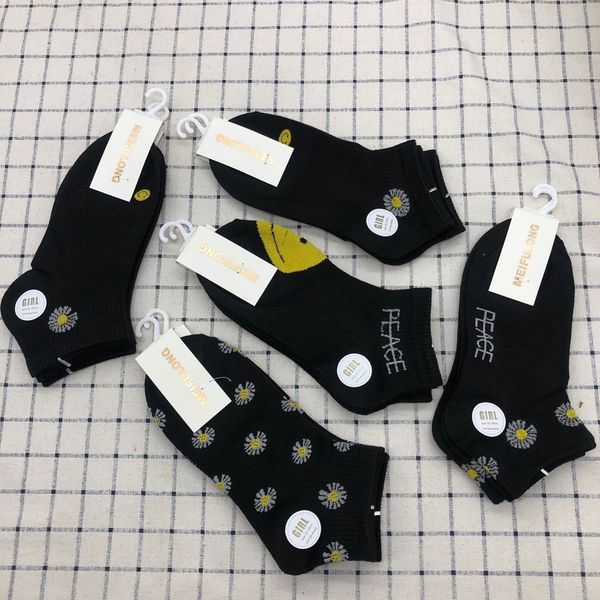 fashion korean daisies embroidered quan zhilong's short tube sports for men and women boat socks boat socks couples, Pink;yellow
fashion korean daisies embroidered quan zhilong's short tube sports for men and women boat socks boat socks couples, Pink;yellow