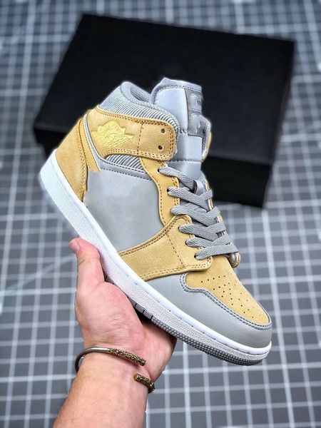 1 mids features a mixture of materialsnew 1 mid chicago toe milan 2020 men women basketball shoes men 1s neutral grey yellow sneake
1 mids features a mixture of materialsnew 1 mid chicago toe milan 2020 men women basketball shoes men 1s neutral grey yellow sneake