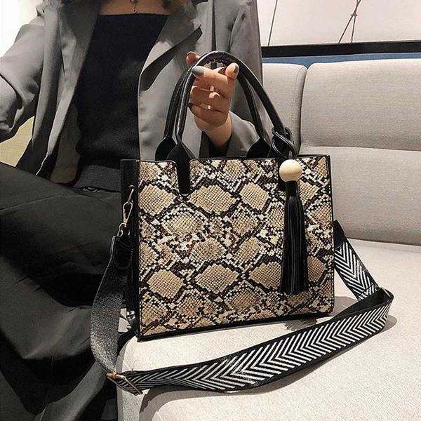 vintage panelled serpentine tassel pu tote handbag women leather handle shoulder bag high capacity bucket crossbody bags
vintage panelled serpentine tassel pu tote handbag women leather handle shoulder bag high capacity bucket crossbody bags