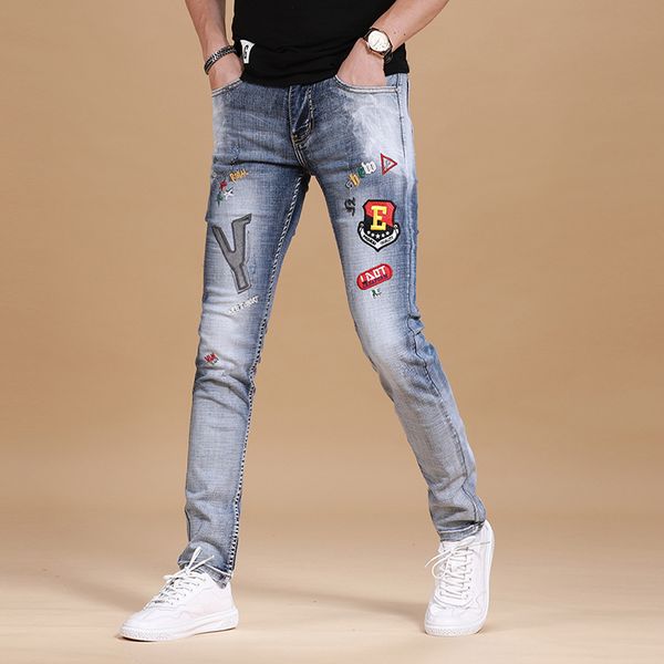 men light blue jeans fashion letter badge embroidery jean slim fit stretch pencil pants 2020 streetwear cotton denim trousers 
men light blue jeans fashion letter badge embroidery jean slim fit stretch pencil pants 2020 streetwear cotton denim trousers