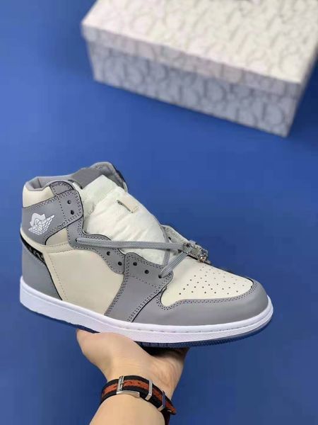 1 high low grey 2020 mens basketball shoes designer sneakers trainers 1s embossed on the upper d'or baskets
1 high low grey 2020 mens basketball shoes designer sneakers trainers 1s embossed on the upper d'or baskets