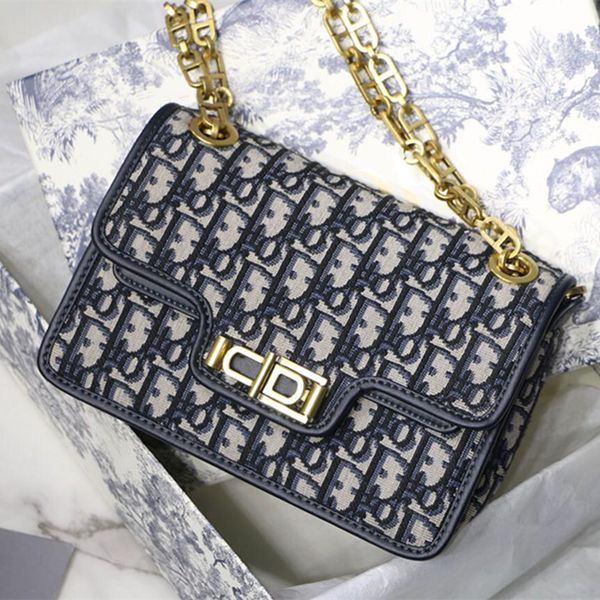 7a high-end custom quality classic lady cross-body bag fashion style gold metal accessories with long shoulder strap
7a high-end custom quality classic lady cross-body bag fashion style gold metal accessories with long shoulder strap