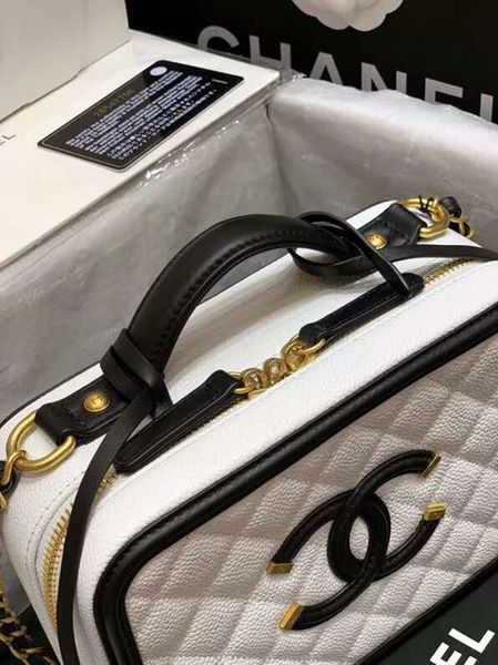 2020 new genuine lychee leather lingge camera bag chain strap single shoulder crossbody portable women's bag 
2020 new genuine lychee leather lingge camera bag chain strap single shoulder crossbody portable women's bag