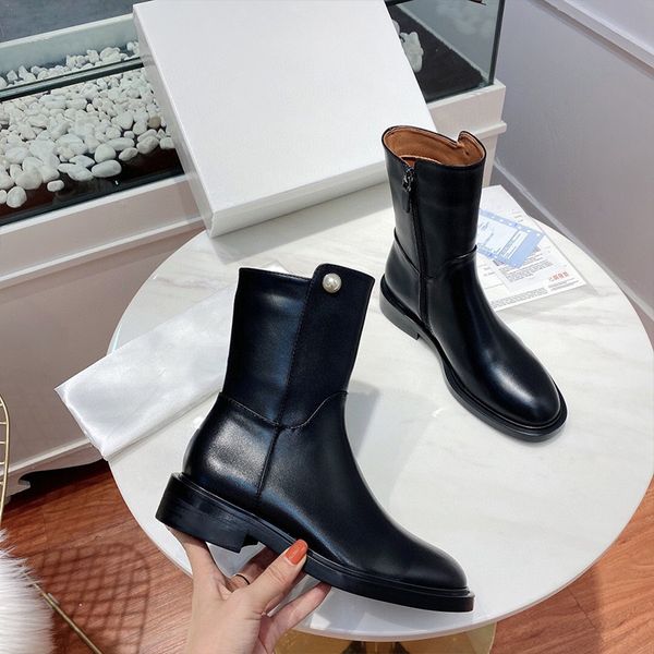 designer womens martin boots luxury black round head pearl platform patent leather boots with box size 35-40
designer womens martin boots luxury black round head pearl platform patent leather boots with box size 35-40
