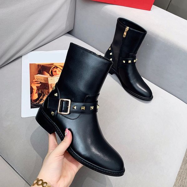designer womens boots luxury black side zipper rivet metal square buckle round head martin boots with box size 35-40
designer womens boots luxury black side zipper rivet metal square buckle round head martin boots with box size 35-40