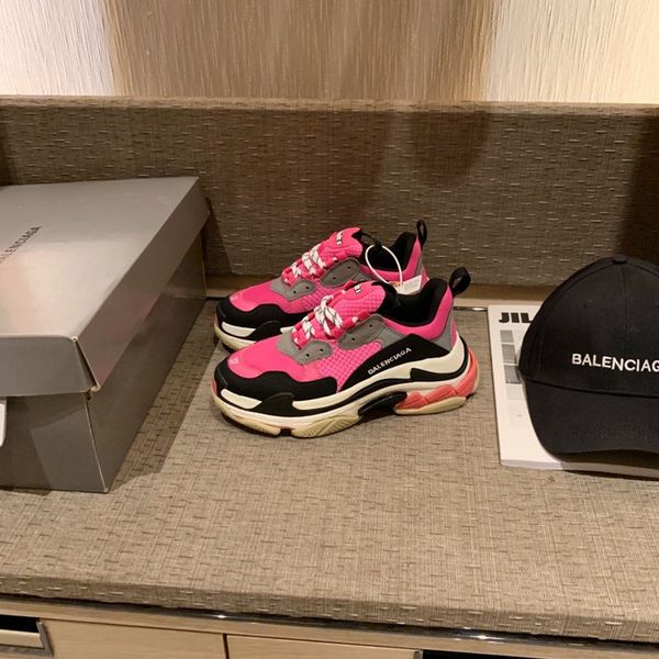228designer to create casual and comfortable all-match sports shoes, travel shoes outsole non-slip design with original box delivery, Black
228designer to create casual and comfortable all-match sports shoes, travel shoes outsole non-slip design with original box delivery, Black
