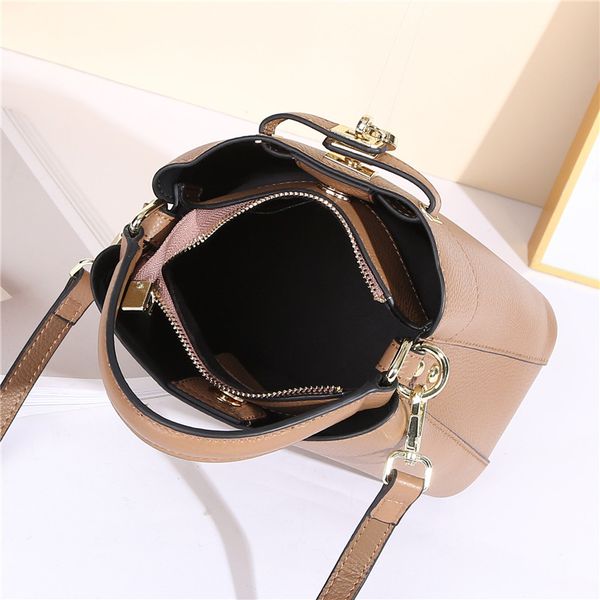 l20xw12xh20cm дамы замок пряжки crossbody сумка мода кожа сумка bucket bag lady brief diagonal сумка бесплатная доставка оригинал 22
l20xw12xh20cm дамы замок пряжки crossbody сумка мода кожа сумка bucket bag lady brief diagonal сумка бесплатная доставка оригинал 22