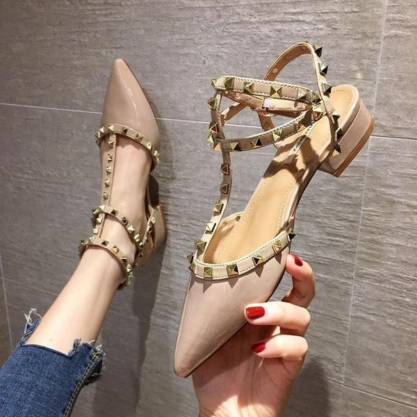 riveted shoes flat-soled pointed shoes children's thick heels t-belt buckle baotou sandals lacquered leather
riveted shoes flat-soled pointed shoes children's thick heels t-belt buckle baotou sandals lacquered leather