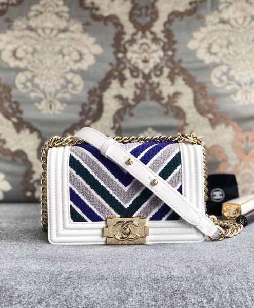style's v-shaped embroidered calfskin embroidered gold and silver jacquard with light gold hardware is a perfect cut handbag
style's v-shaped embroidered calfskin embroidered gold and silver jacquard with light gold hardware is a perfect cut handbag