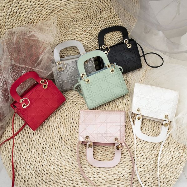 japanese bucket shoulder phone 2019 new embossed portable small cross shoulder mobile phone bag advertising gift bag
japanese bucket shoulder phone 2019 new embossed portable small cross shoulder mobile phone bag advertising gift bag