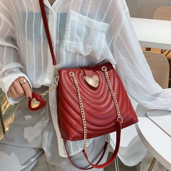 brand pu female large tote bag 2020 fashion new pu leather womens designer handbag lock shoulder messenger bag
brand pu female large tote bag 2020 fashion new pu leather womens designer handbag lock shoulder messenger bag