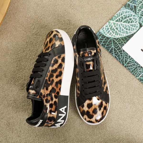 2020-2019t limited edition luxury designer striped casual shoes couple shoes fashion wild men and women sports shoes 35-45
2020-2019t limited edition luxury designer striped casual shoes couple shoes fashion wild men and women sports shoes 35-45