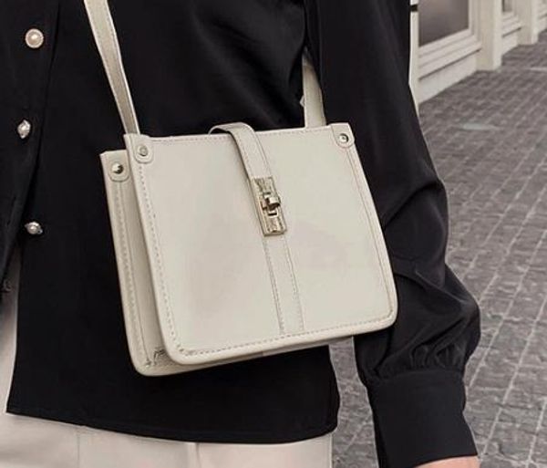 2020 New Fashion Texture Shoulder Messenger Designer Wild Temperament Simple Small Square Bag
2020 New Fashion Texture Shoulder Messenger Designer Wild Temperament Simple Small Square Bag