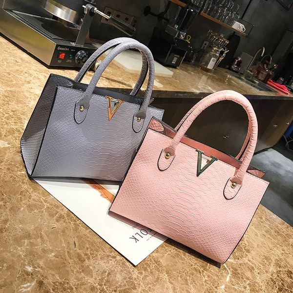 new single shoulder hand hand korean fashion pu women's bag crocodile pattern women's bag
new single shoulder hand hand korean fashion pu women's bag crocodile pattern women's bag
