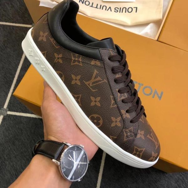 38 men's designer casual sports shoes, fashion brand outdoor casual shoes, trainers. fast delivery in original box packaging, Black
38 men's designer casual sports shoes, fashion brand outdoor casual shoes, trainers. fast delivery in original box packaging, Black