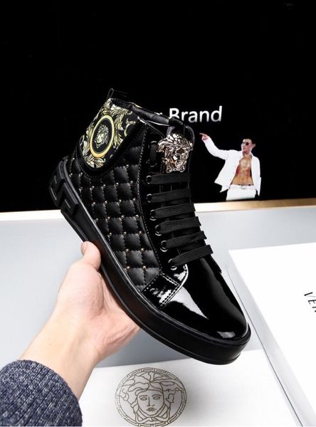 2020y limited edition medusa печатные high-top casual спортивные ботинки, высокое качество модный дикого мужская обувь размер: 38-45, Black
2020y limited edition medusa печатные high-top casual спортивные ботинки, высокое качество модный дикого мужская обувь размер: 38-45, Black