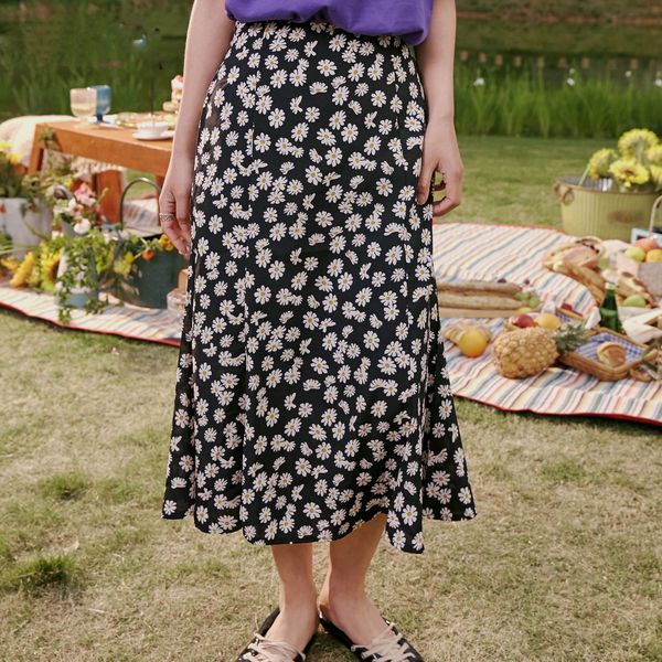 black daisy flower print a line casual women midi skirts 2020 summer vintage high waist korean ladies fishtail skirt
black daisy flower print a line casual women midi skirts 2020 summer vintage high waist korean ladies fishtail skirt