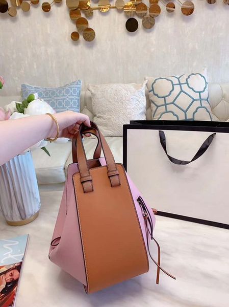 luxury leather handbags, high-quality shoulder bags, color matching large-capacity shopping bags
luxury leather handbags, high-quality shoulder bags, color matching large-capacity shopping bags