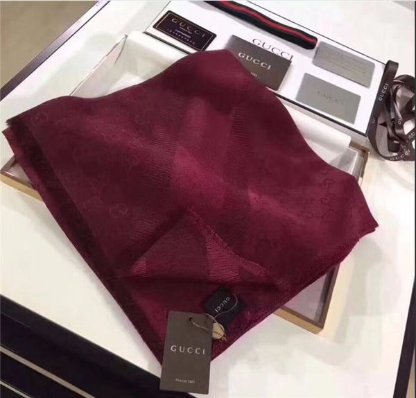 classic twill two-color classic design and different colors on opposite sides of the letter design cashmere fine and soft and waxy square to, Blue;gray 
classic twill two-color classic design and different colors on opposite sides of the letter design cashmere fine and soft and waxy square to, Blue;gray