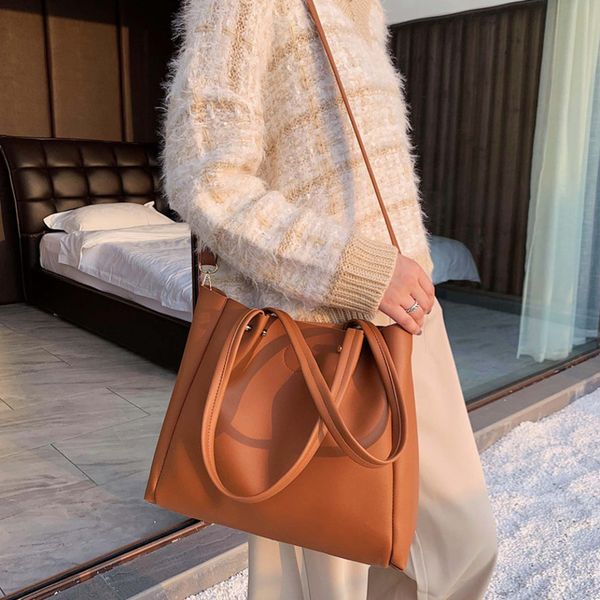2020 fashion women crossbody bag quality female soft leather women shoulder bag large capacity travel ladies handbag bucket
2020 fashion women crossbody bag quality female soft leather women shoulder bag large capacity travel ladies handbag bucket