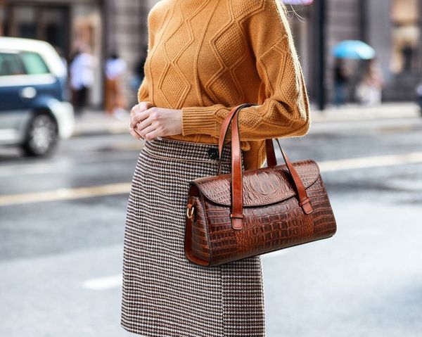 дизайнер лакированной кожи crossbody сумки для женщин tote ретро дамы плече сумка женская мода сумки
дизайнер лакированной кожи crossbody сумки для женщин tote ретро дамы плече сумка женская мода сумки