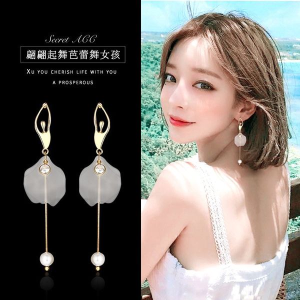 super fairy earrings female long pearl tassel earrings korean version of the face was thin personality temperament wild, Golden;silver 
super fairy earrings female long pearl tassel earrings korean version of the face was thin personality temperament wild, Golden;silver