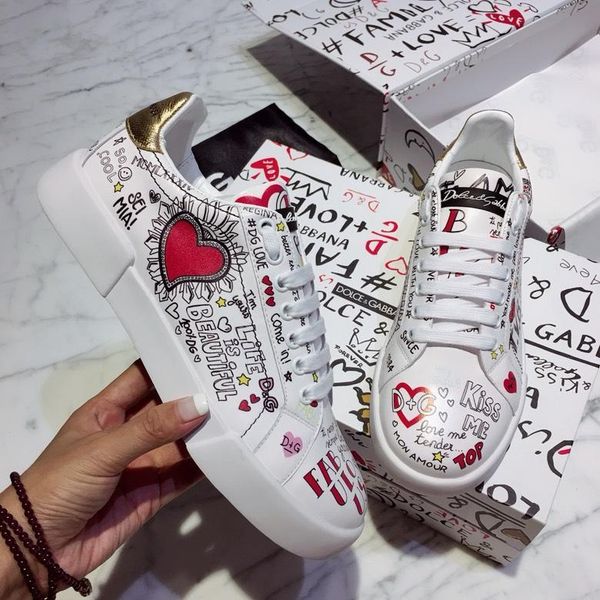2020j new embroidered graffiti leather casual shoes outdoor men and women sports shoes fashion wild couple shoes, size 35-45, Black
2020j new embroidered graffiti leather casual shoes outdoor men and women sports shoes fashion wild couple shoes, size 35-45, Black