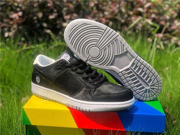 new medicom toy x sb dunk low be@rbrick skate shoes black sail hairy upper running shoes men sports sneakers with box
new medicom toy x sb dunk low be@rbrick skate shoes black sail hairy upper running shoes men sports sneakers with box
