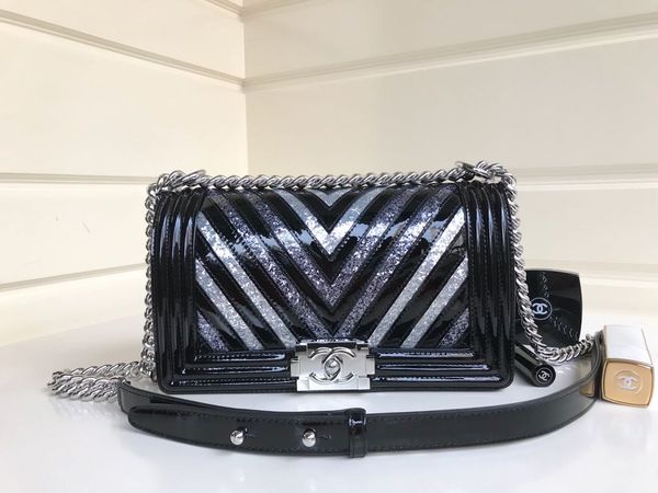 new single shoulder bag 7a high-end custom quality calf patent leather shiny v stripes black silver gradient fashion style
new single shoulder bag 7a high-end custom quality calf patent leather shiny v stripes black silver gradient fashion style