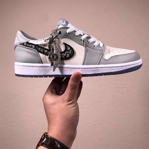 2020 новый диор blique x aj 1 полуботинки с логотипом homme x kaws ким джонс повседневная обувь баскетбольные кроссовки, Black
2020 новый диор blique x aj 1 полуботинки с логотипом homme x kaws ким джонс повседневная обувь баскетбольные кроссовки, Black