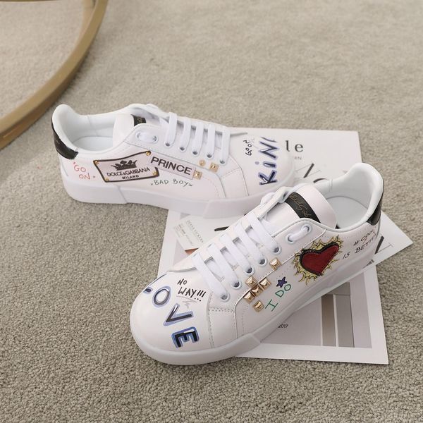 d2020 new embroidered graffiti leather casual shoes outdoor men and women sports shoes fashion wild couple shoes, size 35-45, Black
d2020 new embroidered graffiti leather casual shoes outdoor men and women sports shoes fashion wild couple shoes, size 35-45, Black