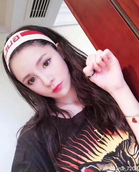 2020 design elastic headband for women fashion hairband for summer girl retro simple stripe headwraps with gifts box, Slivery;white
2020 design elastic headband for women fashion hairband for summer girl retro simple stripe headwraps with gifts box, Slivery;white