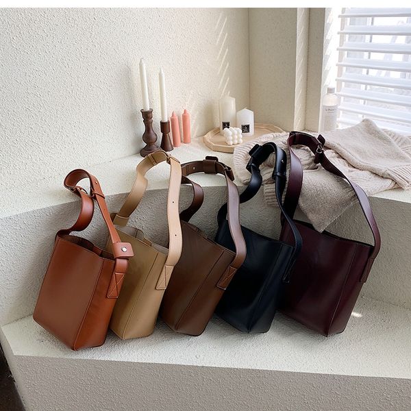 high capacity solid color pu leather crossbody bags for women 2020 bucket bags lady handbags with wide belt travel handbags
high capacity solid color pu leather crossbody bags for women 2020 bucket bags lady handbags with wide belt travel handbags