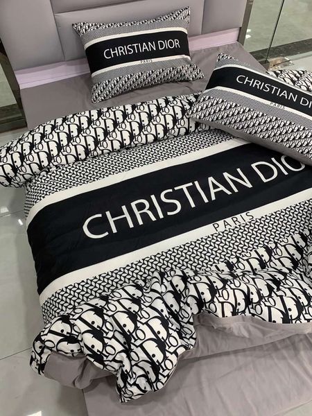 branded letter cotton bedding sets king size europen designer good quality household bedroom cotton solid color home bedding cover
branded letter cotton bedding sets king size europen designer good quality household bedroom cotton solid color home bedding cover