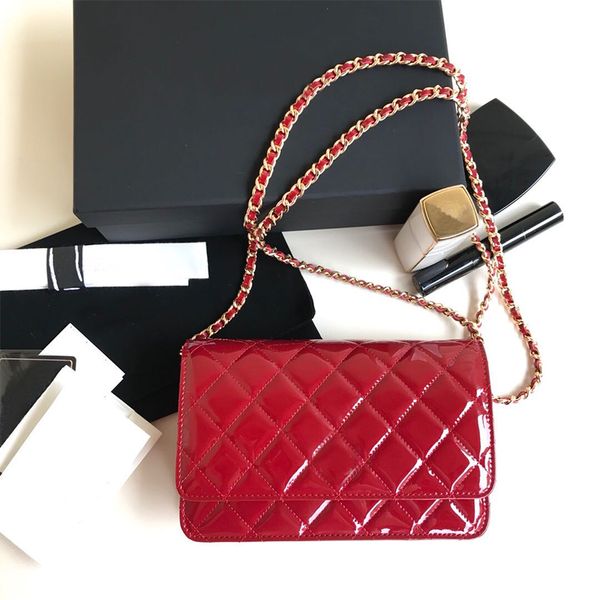 a long chain in patent leather can be collected inside the bag with two loops for a stylish bag under the armpit
a long chain in patent leather can be collected inside the bag with two loops for a stylish bag under the armpit