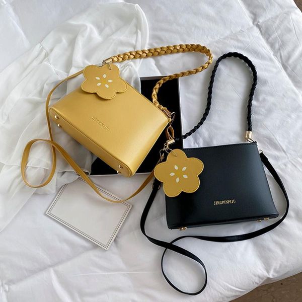 fashion simple women's shoulder bags 2020 new quality pu leather crossbody messenger bags flower pendant for ladies
fashion simple women's shoulder bags 2020 new quality pu leather crossbody messenger bags flower pendant for ladies