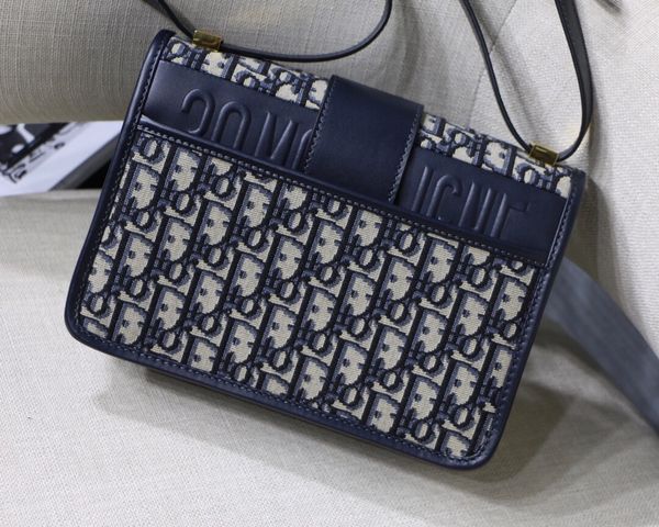 classic lady's handbag 7a high-end custom quality handbag fashion business casual style metal accessories with long shoulder strap
classic lady's handbag 7a high-end custom quality handbag fashion business casual style metal accessories with long shoulder strap
