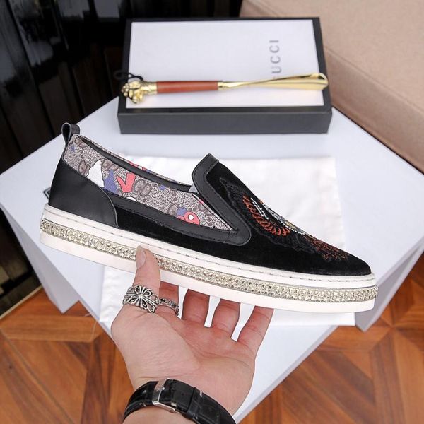 2019r limited edition trend embroidery men's loafers, leather casual color matching flat shoes, wild sports shoes original box packagin, Black
2019r limited edition trend embroidery men's loafers, leather casual color matching flat shoes, wild sports shoes original box packagin, Black