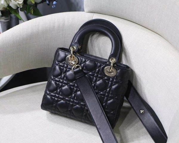 2020 new insignia bag lady's hand-held slanted one-shoulder lozenge lambskin name brand bag
2020 new insignia bag lady's hand-held slanted one-shoulder lozenge lambskin name brand bag