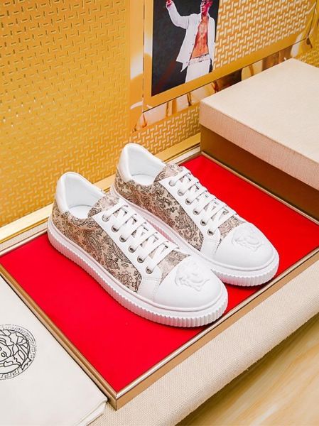 2020u ограниченного издание кожи вышитых medusa шить мужские низкие топ шнуровку ботинок, модные и универсальные кроссовки, размер, Black 
2020u ограниченного издание кожи вышитых medusa шить мужские низкие топ шнуровку ботинок, модные и универсальные кроссовки, размер, Black