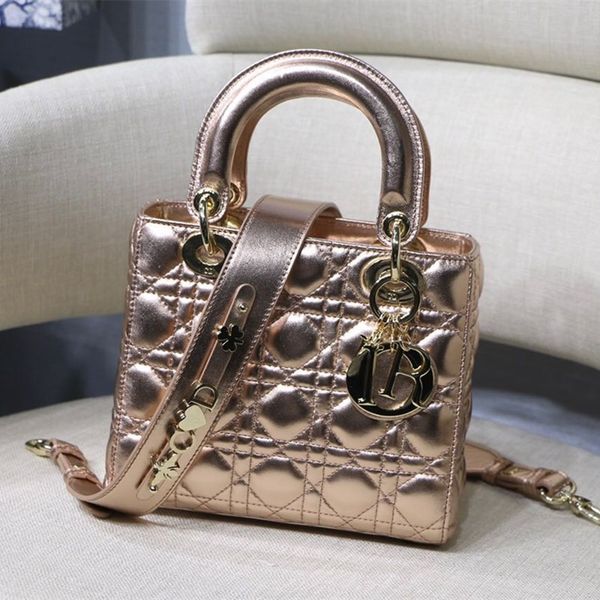 the m8001 metallic series 7a high-end quality new badge bag of the year can be customized diagonal back cute, stylish, gentle and elegant
the m8001 metallic series 7a high-end quality new badge bag of the year can be customized diagonal back cute, stylish, gentle and elegant