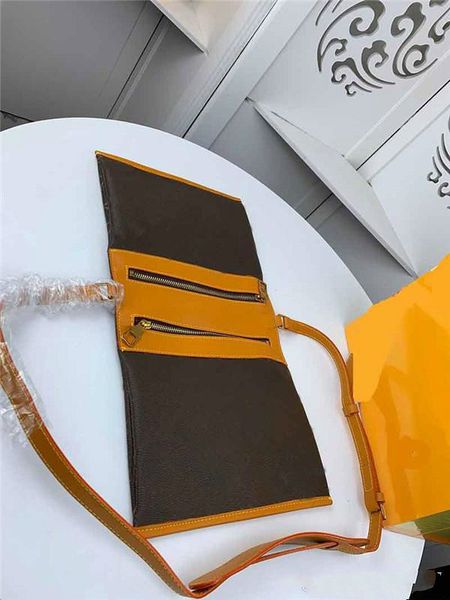 fashion two color postman bag composed of two zipper handbags connected by mountaineering style hooks on the side can be used as a wallet
fashion two color postman bag composed of two zipper handbags connected by mountaineering style hooks on the side can be used as a wallet