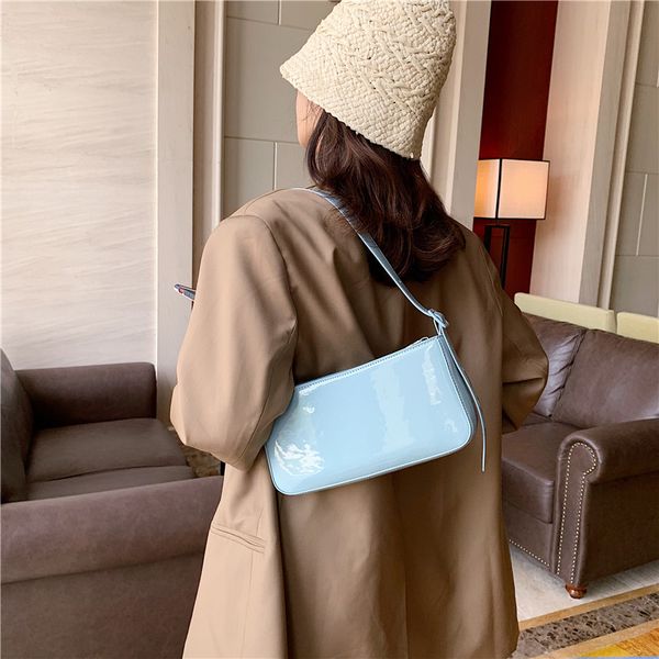 2020 new shoulder bag women's casual fashion korean version of the simple patent leather shiny portable armpit bag
2020 new shoulder bag women's casual fashion korean version of the simple patent leather shiny portable armpit bag