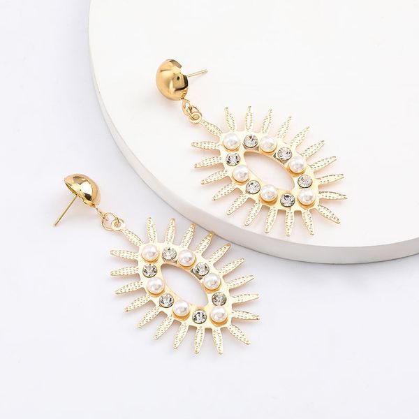 creative geometric radial alloy acrylic diamond-inlaid pearl earrings female personalized earring net red style, Golden
creative geometric radial alloy acrylic diamond-inlaid pearl earrings female personalized earring net red style, Golden