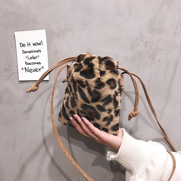 woolen 2020 new korean fashion mobile phone leopard print plush women's bag fashion shoulder slanting mobile phone bag
woolen 2020 new korean fashion mobile phone leopard print plush women's bag fashion shoulder slanting mobile phone bag