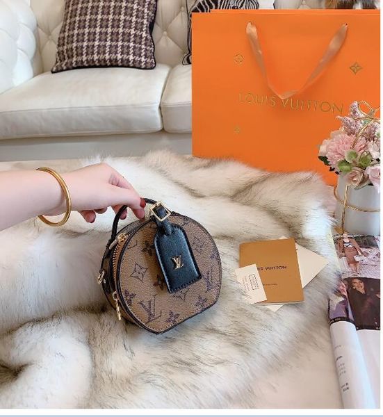 2020 round cake bag small, practical, simple women's carry-on bag, new fashion wide shoulder bag, size 13*16cm
2020 round cake bag small, practical, simple women's carry-on bag, new fashion wide shoulder bag, size 13*16cm